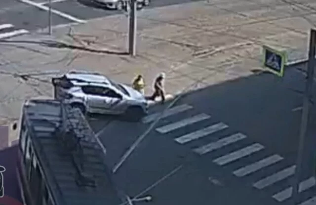  В Красноярске водитель кроссовера наехал сразу на двух пешеходов