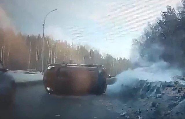  &laquo;Ниссан&raquo; опрокинулся в результате ДТП на Бердском шоссе