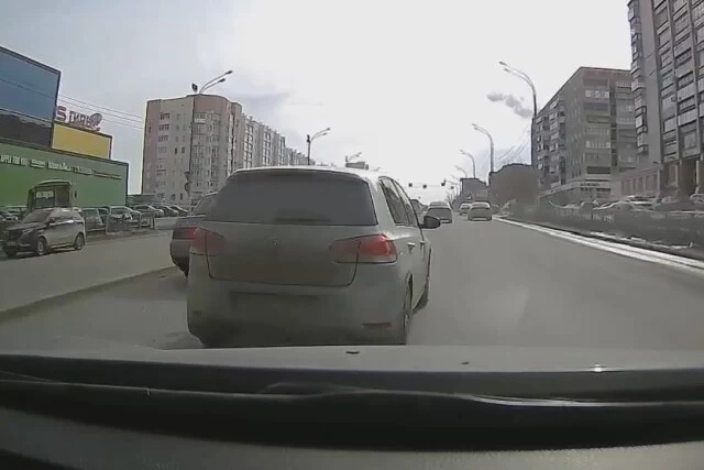  В Магнитогорске лихач на &laquo;Гольфе&raquo; столкнулся с попутной машиной и скрылся