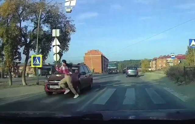  На Урале женщина на &laquo;Калине&raquo; сбила школьницу и скрылась с места ДТП