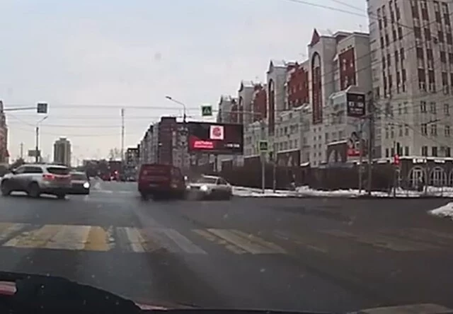  Момент ДТП на перекрестке в Омске: водитель фургона пытался проскочить на желтый