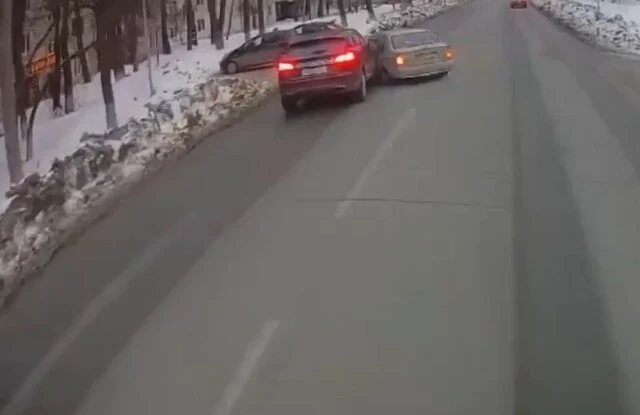  Момент ДТП в Выксе: Hyundai поворачивал, а Lincoln обгонял