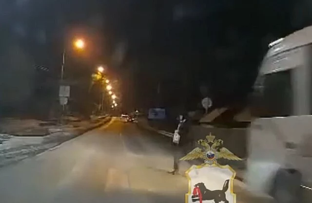  В Иркутской области женщина на &laquo;Ниссане&raquo; пыталась обогнать автобус и сбила ребенка