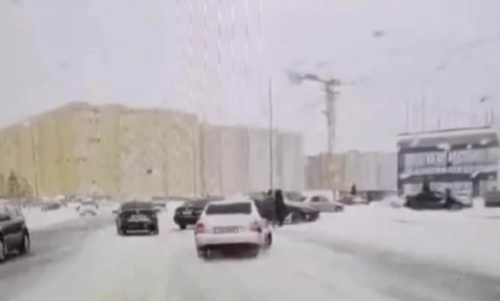 Двух человек, стоящих на проезжей части, сбили в Астане