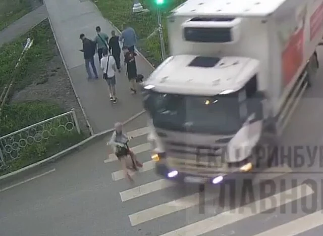  В Екатеринбурге грузовик сбил ребенка на самокате
