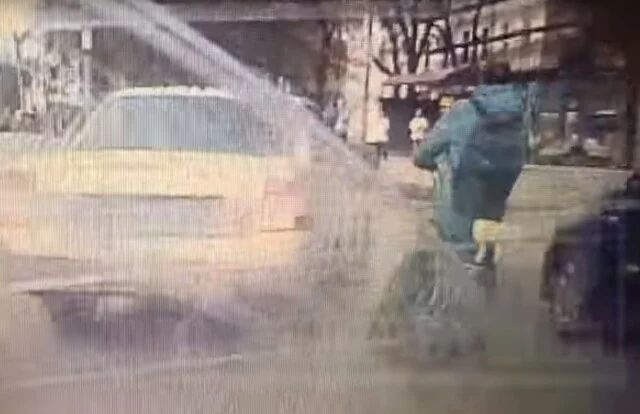  В Кирове водитель &laquo;Приоры&raquo; при повороте не посмотрел в зеркала и сбил велосипедиста