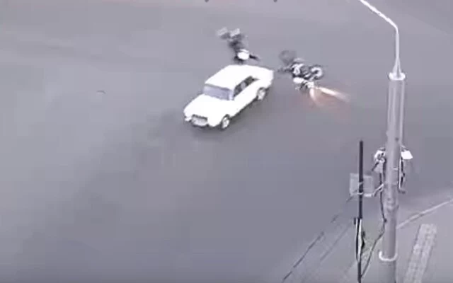  Момент ДТП в Красноярске: водитель &laquo;Жигулей&raquo; поворачивал налево и столкнулся с мотоциклом