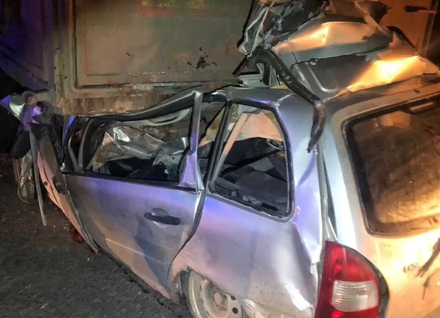 &laquo;Лада Калина&raquo; врезалась в прицеп на трассе &laquo;М-4 &laquo;Дон&raquo;: погибли водитель и пассажир