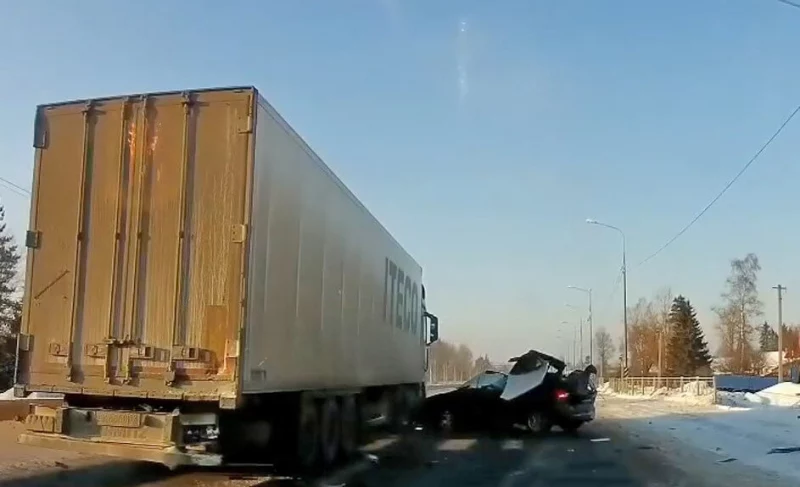  Водитель легковушки погиб в ДТП на трассе М-10, врезавшись в стоящую фуру