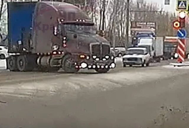  Авария на перекрестке в Красноярске: &laquo;Жигули&raquo; на высокой скорости влетели в поворачивающую фуру
