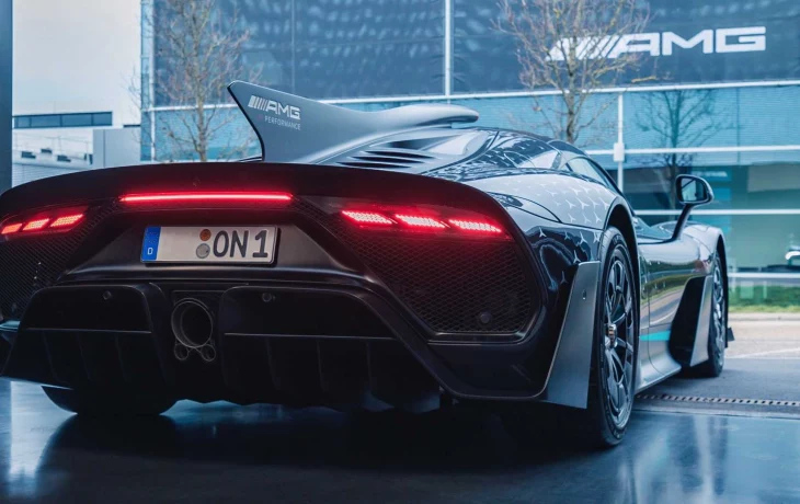 Смотрите, как Mercedes-AMG One преодолевает трассу с видом от третьего лица 2