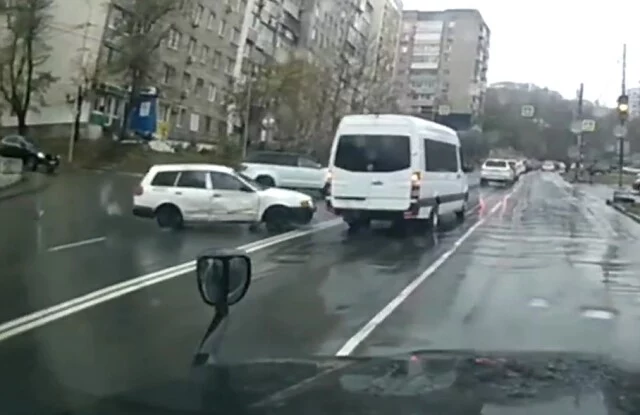  Три автомобиля столкнулись на перекрестке во Владивостоке