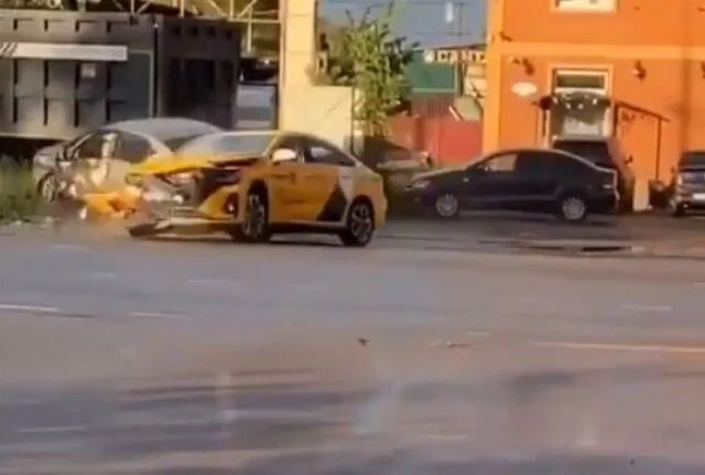  В Подмосковье таксист после мелкой аварии пытался скрыться и попал в другое ДТП