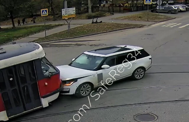  Range Rover столкнулся с трамваем на перекрестке в Волгограде