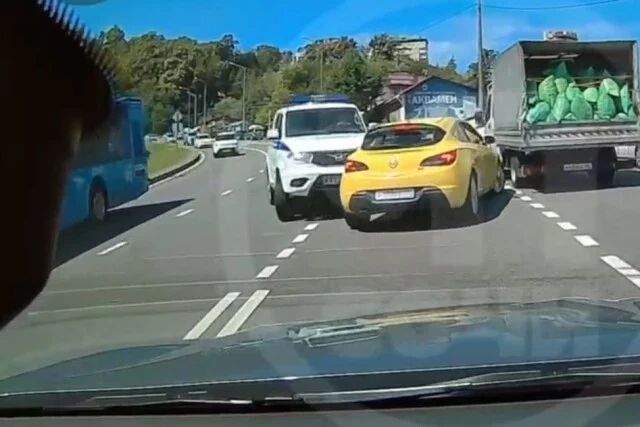  В Сочи автомобиль ППС, совершая&nbsp;разворот, столкнулся с &laquo;Опелем&raquo;