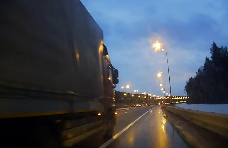  На КАД дальнобойщик помял легковушку и скрылся