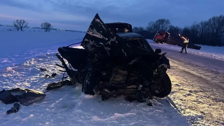 Грузовик и легковушка столкнулись в СКО, погиб мужчина