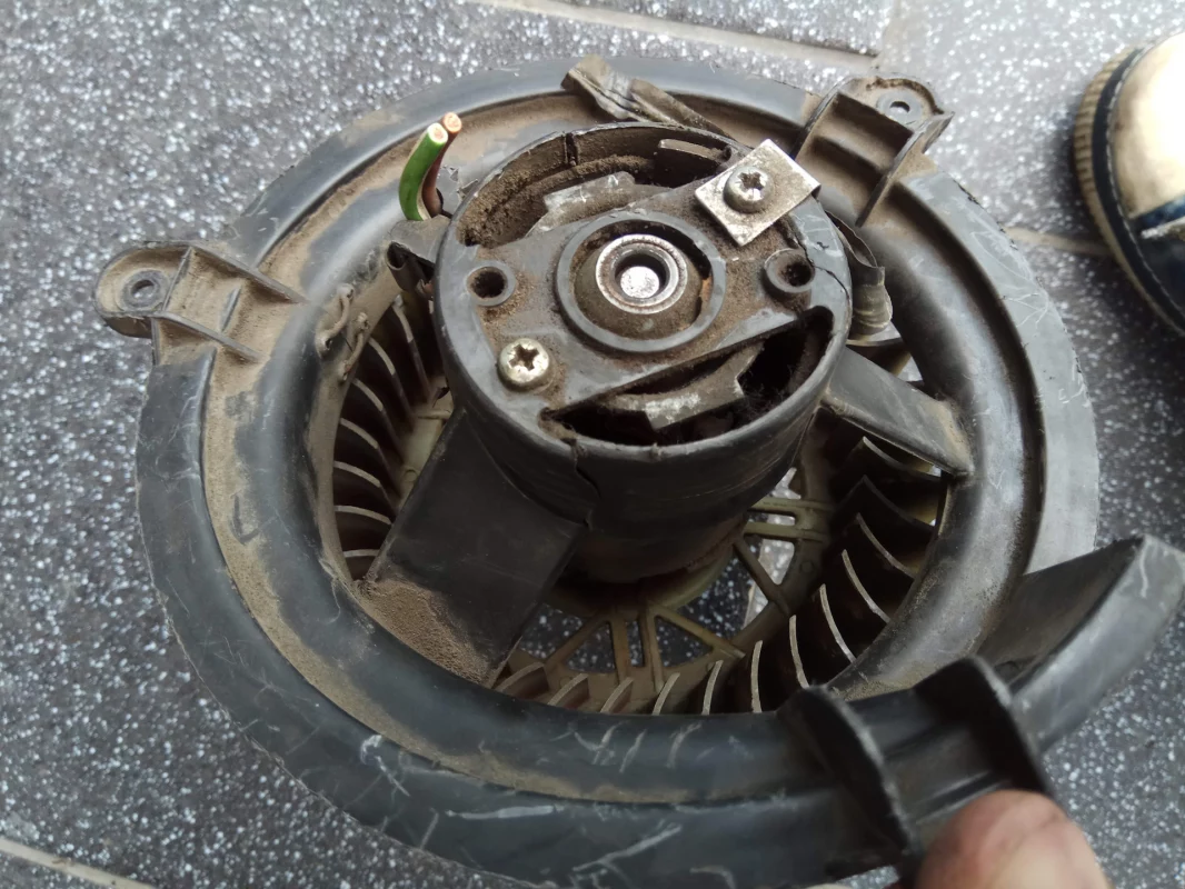 Как снять вентилятор печки?