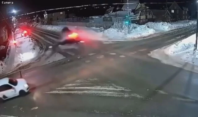  Жёсткое ДТП на перекрестке в Пермском крае: один из водителей двигался на красный