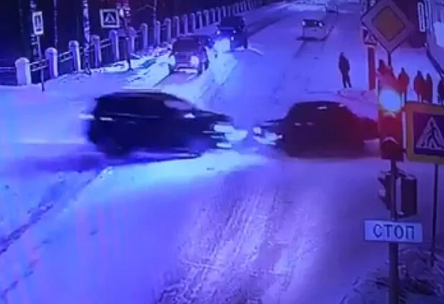  Авария на перекрестке в Великом Устюге: водитель &laquo;Жигулей&raquo; пытался повернуть налево и не пропуст