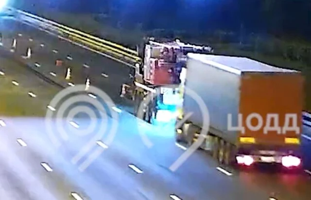  Фура с арбузами попала в ДТП на МКАД