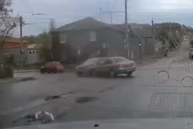  Два автомобиля не разъехались на перекрестке в Мурманске