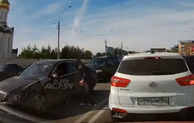  Массовое ДТП в Новосибирске: &laquo;Мерседес&raquo; протаранил стоящие на светофоре автомобили