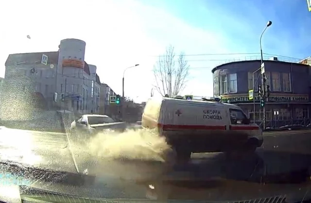  Момент ДТП с участием скорой в Омске: пострадали трое детей и трое взрослых