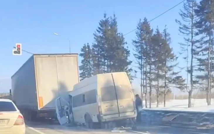  &laquo;Фура несколько дней стоит посреди трассы&raquo;: микроавтобус столкнулся с грузовиком на трассе М-3