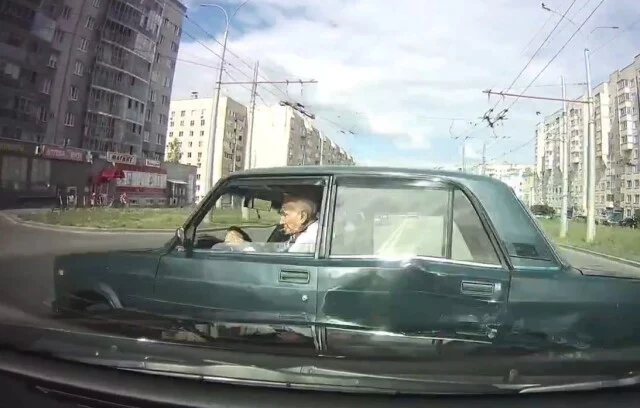  ДТП на перекрестке в Чебоксарах: пожилой водитель скрылся