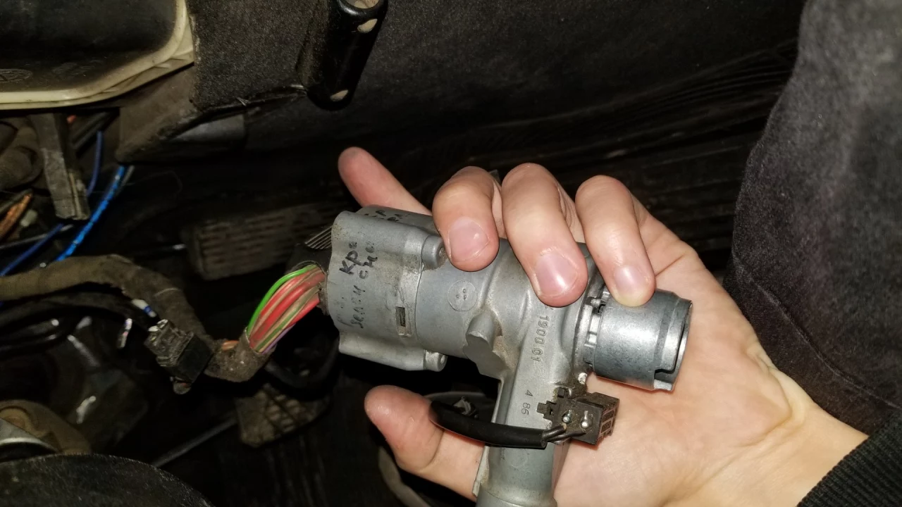 Что делать если заблокирован руль и замок не проворачивается