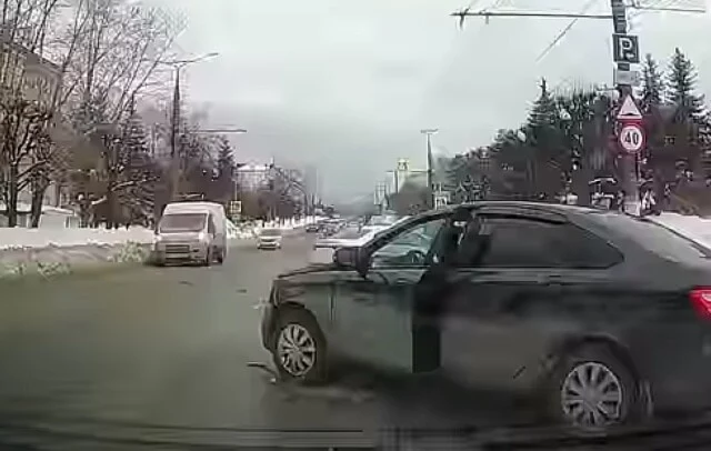  В Чебоксарах водитель автомобиля &laquo;Лада Веста&raquo; выехал со второстепенной и устроил тройное ДТП