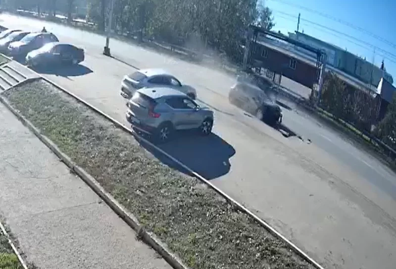  Момент ДТП в Нефтекамске: Renault выезжал с прилегающей