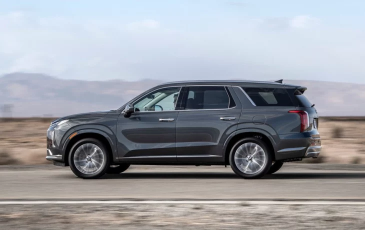 Новый Hyundai Palisade с почти не прикрытой оптикой проехался на камеру