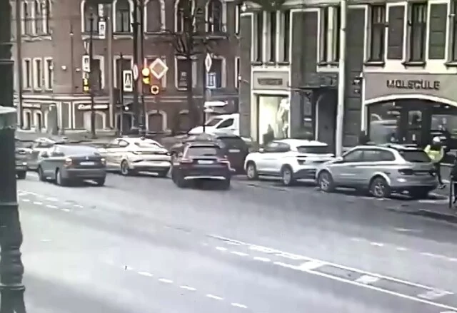  В Петербурге &laquo;Мерседес&raquo; врезался в припаркованную машину и задел стоящее на светофоре такси