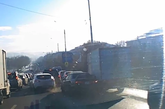  Водитель &laquo;Хонды&raquo; не успел затормозить и устроил &laquo;замес&raquo; на Мичуринском мосту в Красноярске