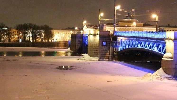 Автомобиль соскользнул в Неву на Васильевском острове