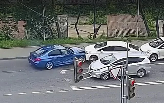  &laquo;Утверждал, что выехал на перекресток на мигающий зеленый&raquo;: в объектив камеры попал момент массо