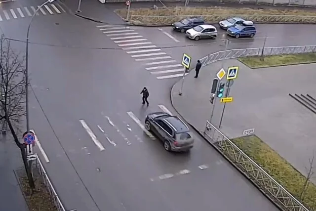  В Петрозаводске автомобиль сбил пешехода, переходившего дорогу на красный