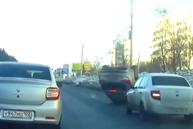  Странное ДТП в Уфе: автомобиль наехал на сугроб и перевернулся