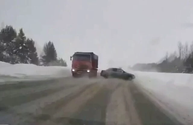  Лихач на &laquo;Ладе&raquo; едва не попал в ДТП на трассе Ижевск — Сарапул