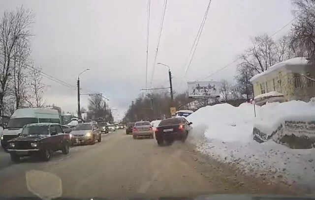  В Иванове водитель пытался избежать ДТП и &laquo;припарковался&raquo; в сугроб