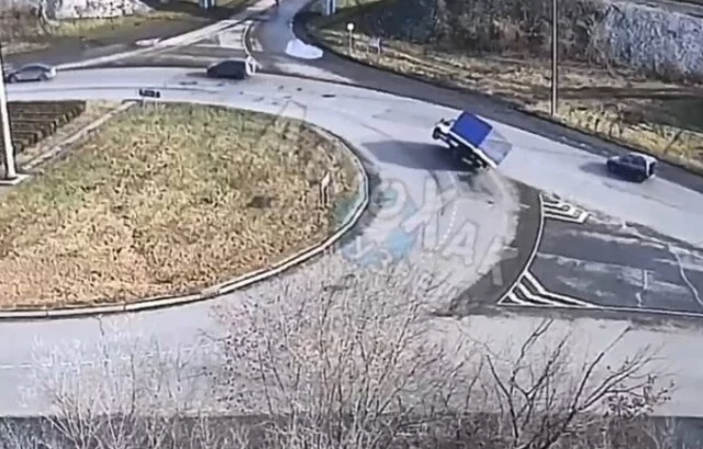  Что-то пошло не так: &laquo;Газель&raquo; опрокинулась на перекрестке с круговым движением в Новокузнецке