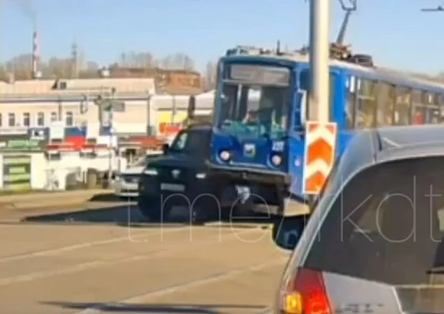  В Иркутске водитель внедорожника пытался повернуть налево и не заметил трамвай