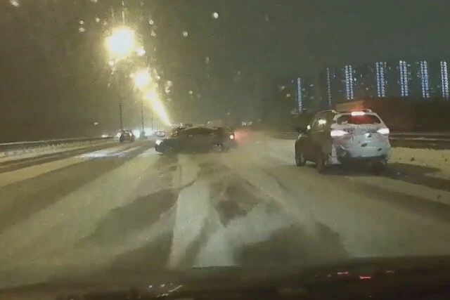  ДТП на КАД: легковой автомобиль занесло на скользкой дороге