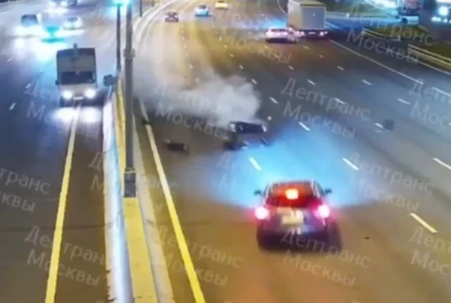  Момент жесткого ДТП на МКАД: погибли мотоциклист и его пассажир