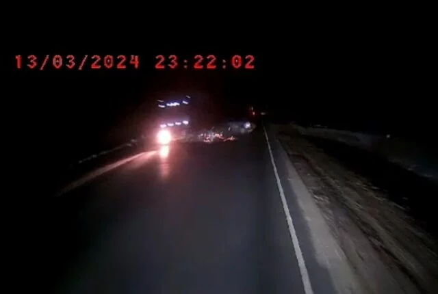  Странное ДТП на трассе: кроссовер выехал на встречную и столкнулся с большегрузом