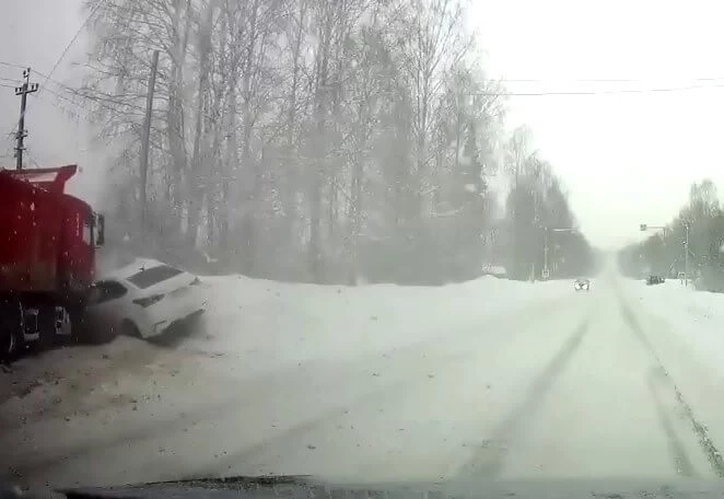  ДТП на окружной дороге Ижевска: МАЗ вылетел на встречную полосу и столкнулся с &laquo;Солярисом&raquo;