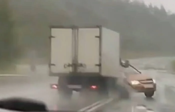  На Урале грузовик въехал в машину с детьми: погиб ребенок