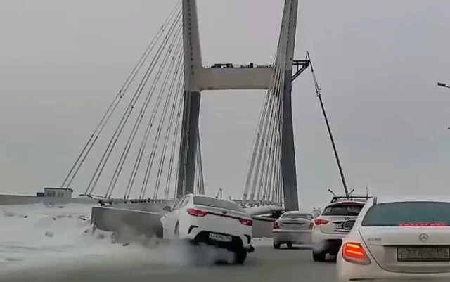  В Новосибирске водитель автомобиля Kia Rio зазевался и врезался в бетонную плиту